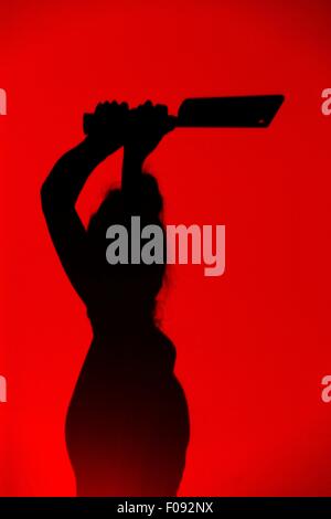 Edimburgo. Regno Unito. Decimo mese di agosto. Lebbroso delle prestazioni del chip nel gruppo Roxy durante Edinburgh Fringe Festival Foto di silhouette Emilia Clarke-Stewart. Credito: pak@ Mera/Alamy Live News Foto Stock