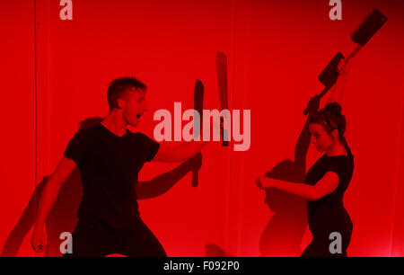 Edimburgo. Regno Unito. Decimo mese di agosto. Lebbroso delle prestazioni del chip nel gruppo Roxy durante Edinburgh Fringe Festival nella foto Emilia Clarke-Stewart e Conall Keating. Credito: pak@ Mera/Alamy Live News Foto Stock