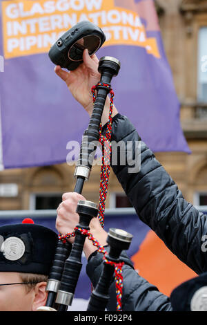 Glasgow, Scotland, Regno Unito. 10 Ago, 2015. Uno dei più grandi del mondo e il più prestigioso Festival di tubazioni ha iniziato oggi a Glasgow. Il festival attira bande di cornamuse provenienti da tutto il mondo e termina con il World Pipe Band Championships sabato 15 agosto. Credito: Findlay/Alamy Live News Foto Stock