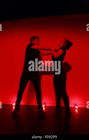 Edimburgo. Regno Unito. Decimo mese di agosto. Lebbroso delle prestazioni del chip nel gruppo Roxy durante Edinburgh Fringe Festival nella foto Emilia Clarke-Stewart e Conall Keating. Credito: pak@ Mera/Alamy Live News Foto Stock