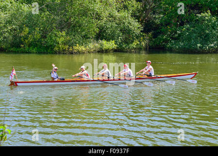 Barca a remi sul Fiume Tamigi, Runnymede, Surrey, England, Regno Unito Foto Stock