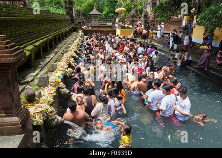 La gente alla sacra primavera di Tirta Empul durante il festival di Kuningan, Tampaksiring , Bali, Indonesia Foto Stock