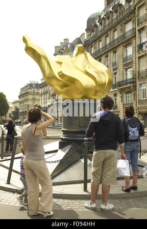 Fiamma della libertà sul Pont de l'Alma in tunnel di Parigi, Francia Foto Stock