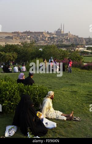 Persone a Al-Azhar parco vicino Muhammad Ali moschea, Il Cairo, Aswan, Egitto Foto Stock