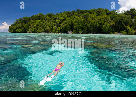 Snorkeling presso le isole Salomone, Marovo Lagoon, Isole Salomone Foto Stock