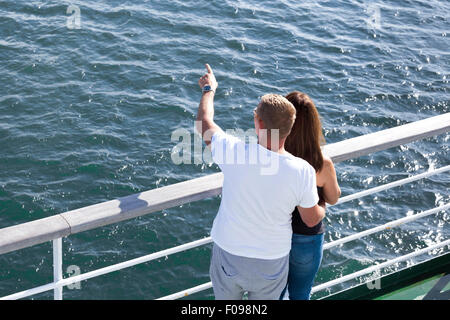 Una giovane coppia in un cross-channel traghetto nel porto di Poole, Dorset Regno Unito Foto Stock