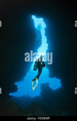 Scuba Diving in grotte personalizzato, Isole Russell, Isole Salomone Foto Stock