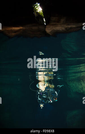 Scuba Diving in Bat Grotte, Isole Russell, Isole Salomone Foto Stock