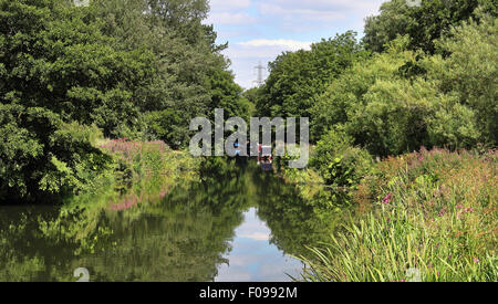 Narrowboats ormeggiato sul Kennet and Avon Canal in Inghilterra Foto Stock