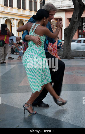 Vista verticale dei cubani ballare il Tango in strada a l'Avana, Cuba. Foto Stock