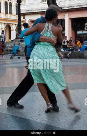 Vista verticale dei cubani ballare il Tango in strada a l'Avana, Cuba. Foto Stock