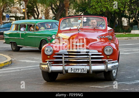 Vista orizzontale di un vintage americano auto essendo pilotati attraverso l'Avana, Cuba. Foto Stock