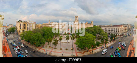 Orizzontale (3 picture stitch) antenna vista panoramica a l'Avana, Cuba. Foto Stock