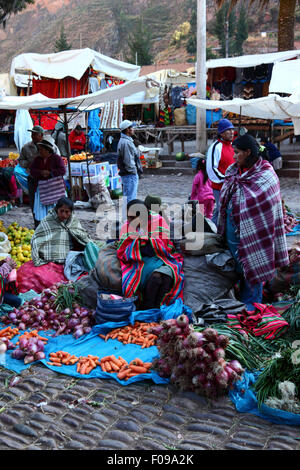 Vista su bancarelle di ortaggi a Pisac Market , Valle Sacra , Perù Foto Stock