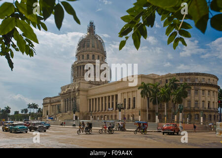 Orizzontale di street view della National Capitol Building a l'Avana, Cuba. Foto Stock