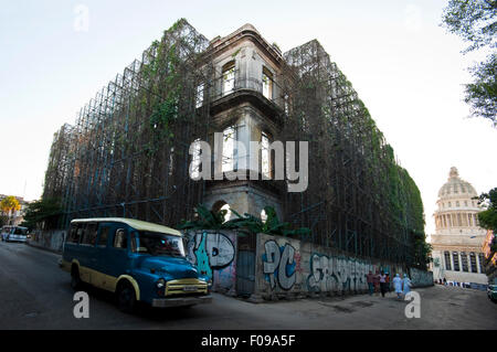 Orizzontale di street view del fatiscente Hotel edificio rivoluzione detenute fino a ponteggio all Avana, Cuba. Foto Stock