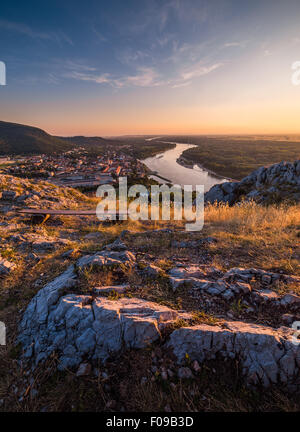 Vista della piccola città di Hainburg an der Donau con il Fiume Danubio come visto dalla collina Braunsberg al bel tramonto Foto Stock