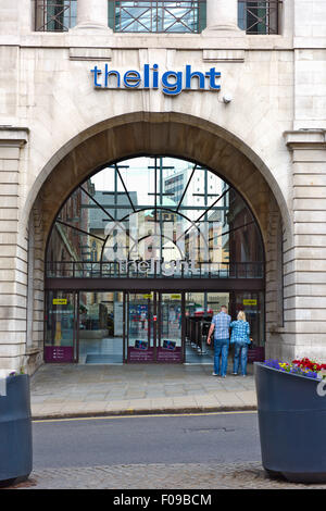 Ingresso alla luce centro commerciale e per il tempo libero, il Headrow, Leeds, West Yorkshire, Regno Unito Foto Stock