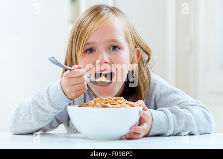 Ritratto di bel bambino con colazione a casa. Foto Stock