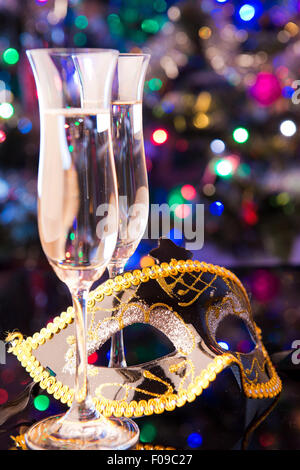 Due bicchieri di champagne e un nero maschera di Carnevale Foto Stock