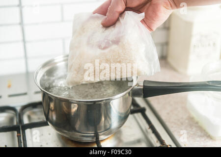 Riso e acqua bollente,chef cucinare la cena Foto Stock