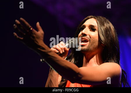 Cantante austriaco Conchita Wurst effettua in apertura della 5a Praga Pride festival GLBT in Praga Repubblica Ceca, Agosto 10, 2015. (CTK foto/Katerina Sulova) Foto Stock