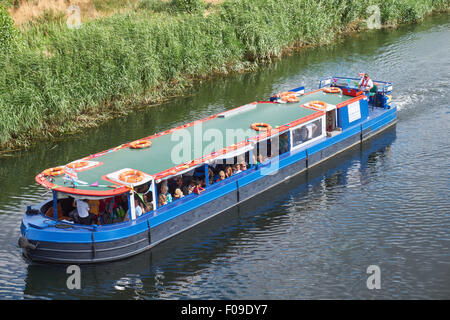 Tour in barca sul fiume Lea vicino a Stratford, Londra Inghilterra Regno Unito Foto Stock