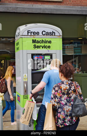 "Free Cash" ritiro macchina nella strada pedonale per lo shopping precinct, REGNO UNITO Foto Stock