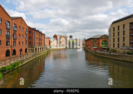 Fiume Aire nel centro di Leeds e con uffici e appartamenti, alcuni convertiti da vecchi magazzini, West Yorkshire, Regno Unito Foto Stock