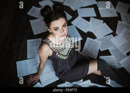 Ragazza in posa e tenendo un violino Foto Stock