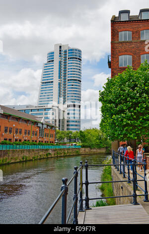 Riverside a piedi lungo il fiume Aire nel centro di Leeds con uffici, appartamenti e Clarence House , West Yorkshire, Regno Unito Foto Stock