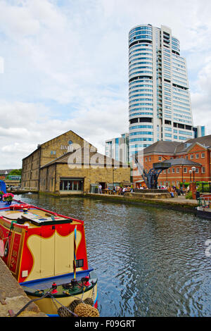 Vista lungo la Leeds e Liverpool canal di Clarence House, West Yorkshire, Regno Unito Foto Stock