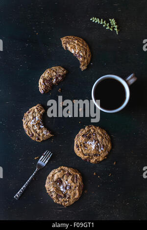 I biscotti al cioccolato con sale marino vengono visualizzati in uno sfondo scuro. Foto Stock