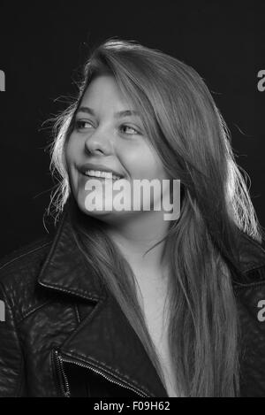 Sorridente ragazza adolescente ritratto, Hounslow, Greater London, England, Regno Unito Foto Stock