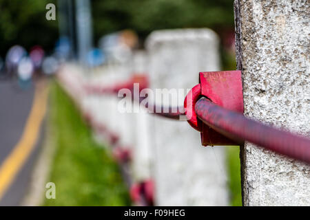 Catena rossa sui pilastri Foto Stock