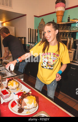 Donna server crea uno dei famosi enormi gelati sundaes a Mel's Hard Luck Diner, un degli anni cinquanta caffetteria in stile di Branson, MO. Foto Stock