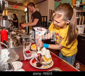 Donna server crea uno dei famosi enormi gelati sundaes a Mel's Hard Luck Diner, un degli anni cinquanta caffetteria in stile di Branson, MO. Foto Stock