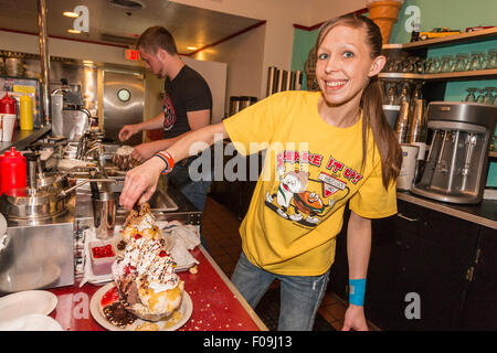 Donna server crea uno dei famosi enormi gelati sundaes a Mel's Hard Luck Diner, un degli anni cinquanta caffetteria in stile di Branson, MO. Foto Stock