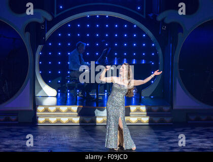 Atti di canto eseguito sul palco durante il pranzo e la cena a bordo della Showboat Branson Belle di Branson, MO Foto Stock