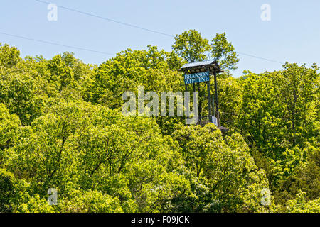 Zipline adventure a Branson Zipline Canopy Tours di Branson, MO. Foto Stock