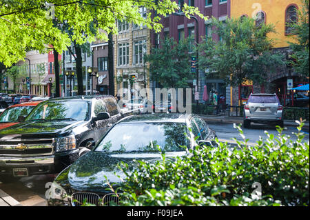 Il bellissimo viale alberato in via principale del centro cittadino di Greenville, South Carolina, Stati Uniti d'America. Foto Stock