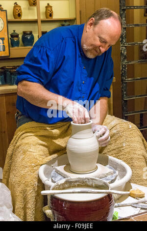 Atelier di ceramica dimostrazione a Silver Dollar City, un 1880 parco divertimenti a tema vicino a Branson, MO. Foto Stock