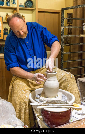 Atelier di ceramica dimostrazione a Silver Dollar City, un 1880 parco divertimenti a tema vicino a Branson, MO. Foto Stock