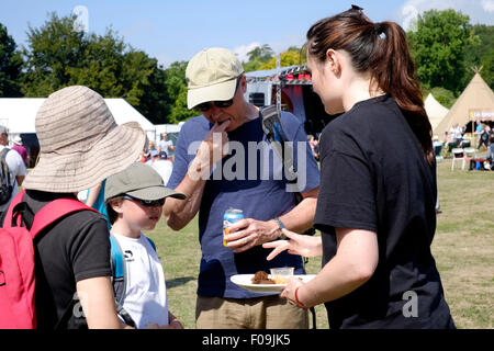 Fornitore dando via i campioni al peperoncino fiesta festival a West Dean Gardens nelle vicinanze del Chichester West Sussex England Regno Unito 2015 Foto Stock