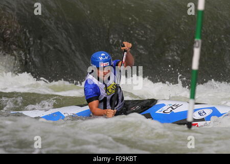 08.08.2015 La Seu d'urgell, Lleida, Spagna. ICF Canoa Slalom Womens World Cup 4. Katerina Hoskova (CZE) in azione durante la canoa singola (C1) womens finale di Canal Olimpic Foto Stock