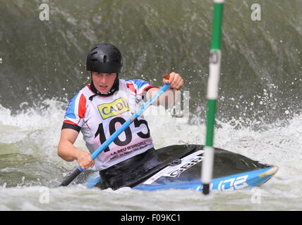 08.08.2015 La Seu d'urgell, Lleida, Spagna. ICF Canoa Slalom Womens World Cup 4. Kimberly Woods (GBR) in azione durante la canoa singola (C1) womens finale di Canal Olimpic Foto Stock