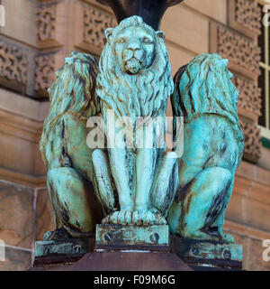 Tre leoni di bronzo a formare la base di un lampione su Macquarie St, Sydney, Australia Foto Stock