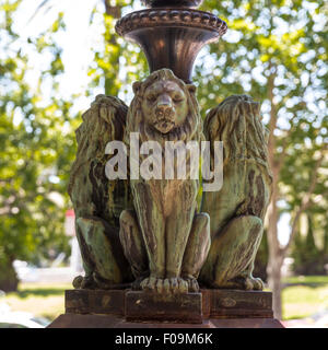 Tre leoni di bronzo a formare la base di un lampione su Macquarie St, Sydney, Australia Foto Stock