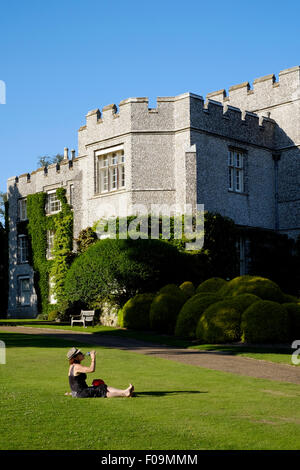 Giovane donna avente break tranquillo al peperoncino fiesta festival a West Dean Gardens nelle vicinanze del Chichester West Sussex England Regno Unito 2015 Foto Stock