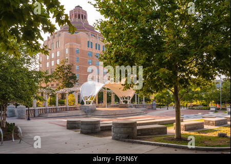 Asheville, nel centro della Carolina del Nord, Pack Square Park e nell'edificio in stile Art Deco degli anni '1920 del Municipio di Asheville. (USA) Foto Stock